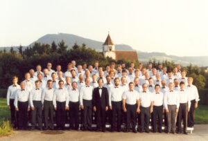 Männerchor 1987 vor der Kulisse von Rechberg und alter Straßdorfer Kirche