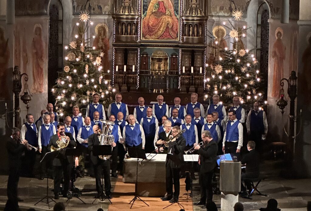 Männerchor in der Kirche mit Swabian Brass