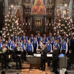 Männerchor in der Kirche mit Swabian Brass