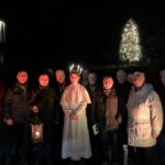 Männerchor mit Lucia vor Weihnachtsbaum