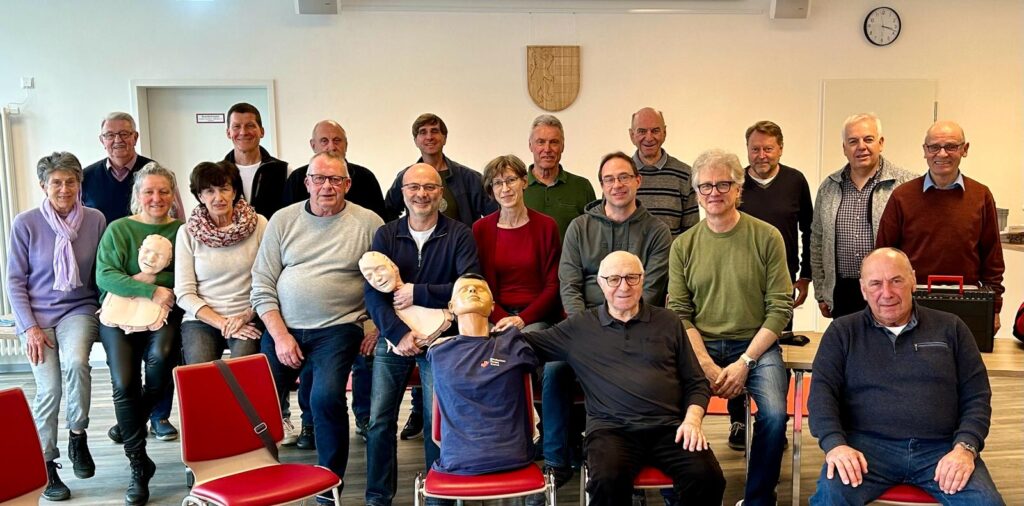 Gruppenbild der Teilnehmenden beim Erste-Hilfe-Kurs